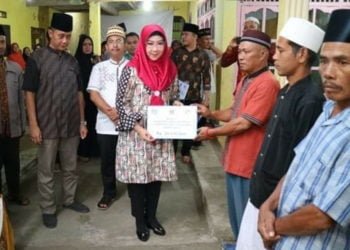 SAFARI RAMADAN. Bupati Tanggamus Dewi Handajani menyerahkan bantuan bagi pembangunan masjid di Kecamatan Limau dalam Safari Ramadan Pemkab Tanggamus, Kamis (16/5).
(DOKUMENTASI HUMAS PEMKAB TANGGAMUS)