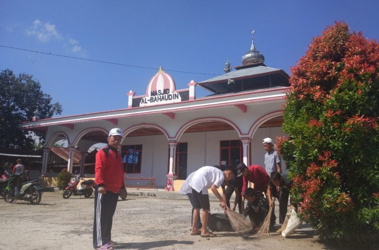 BAKTI SOSIAL. Sejumlah anggota Gerakan Pramuka Pangkalan Satya Jaya SMPN 1 Batubrak, Lampung Barat, membersihkan Masjid Bahaudin, Pekon Kembahang, Kecamatan Batubrak, Minggu (19/5). Kegiatan bertujuan menumbuhkan semangat dan rasa kecintaan terhadap ketakwaan terhadap Allah swt. (DOKUMENTASI SMPN 1 BATUBRAK)