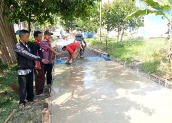 TINJAU PEMBANGUNAN. Penjabat Sementara Kepala Desa Rejomulyo, Kecamatan Palas, Lampung Selatan, Mastur bersama TPK desa setempat saat meninjau pembangunan jalan cor beton di desa setempat, Minggu (19/5). Pembangunan jalan cor beton itu menggunakan takaran material 1:2:3 dengan jumlah air 18 liter per mesin molen cor.
(LAMPUNG POST/ARMANSYAH)