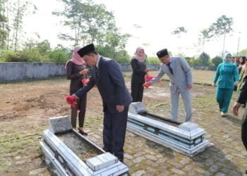 TABUR BUNGA. Bupati Lampung Barat Parosil Mabsus melakukan tabur bunga di Taman Makam Pahlawan Liwa usai upacara peringatan Hari Kebangkitan Nasional ke-111, Senin (20/5). Instansi pemerintah diajak mengeluarkan seluruh potensi dan kemampuan agar pembangunan terus berlanjut. (DOKUMENTASI HUMAS PEMKAB LAMBAR)