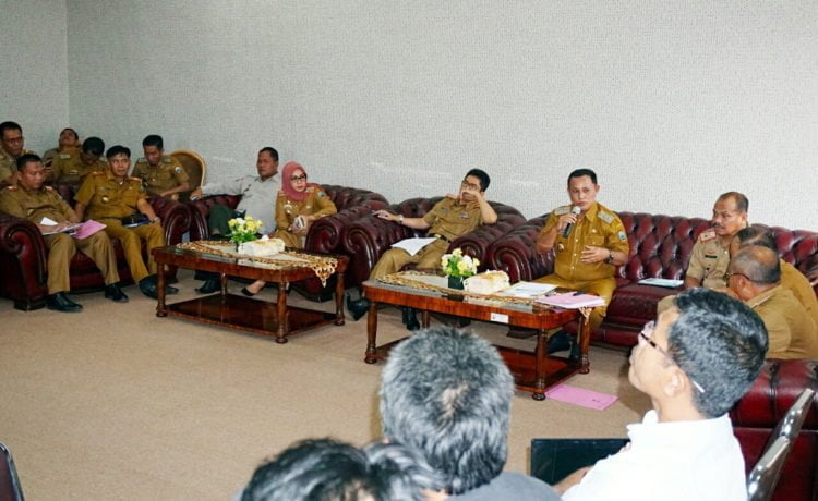 AGROWISATA. Plt Bupati Lampung Selatan Nanang Ermanto meminta agrowisata di Kalianda bisa berjalan lebih dulu prosesnya, Selasa (21/5), ketika memimpin rapat pembahasan pengembangan agrowisata.
(DOKUMENTASI DISKOMINFO LAMPUNG SELATAN)