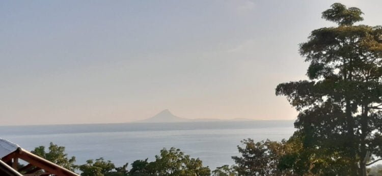 NORMAL. Kondisi Gunung Anak Krakatau (GAK) dipantau dari pos pemantau gunung berapi di Desa Hargopancoran, Kecamatan Rajabasa, Lampung Selatan, Selasa (21/5). Kondisi GAK pascaerupsi kini dalam kondisi normal. (LAMPUNG POST/PERDHANA WIBYSONO)