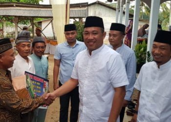 BANTU MASJID. Bupati Tulangbawang Barat Umar Ahmad didampingi Wakil Ketua DPRD Ponco Nugroho menyerahkan bantuan masjid di Tiyuh Jayamurni, Gunungagung, Selasa (21/5). Pada kesempatan itu Bupati mengajak masyarakat untuk mendukung program Matra. (LAMPUNG POST/MERWAN)