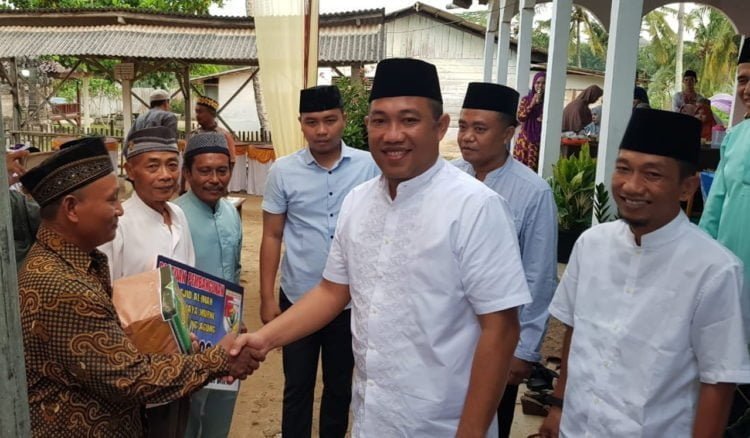 BANTU MASJID. Bupati Tulangbawang Barat Umar Ahmad didampingi Wakil Ketua DPRD Ponco Nugroho menyerahkan bantuan masjid di Tiyuh Jayamurni, Gunungagung, Selasa (21/5). Pada kesempatan itu Bupati mengajak masyarakat untuk mendukung program Matra. (LAMPUNG POST/MERWAN)