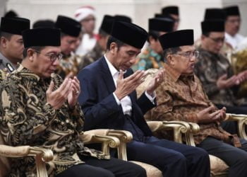 NUZULUL QURAN DI ISTANA. Presiden Joko Widodo (tengah) bersama Wakil Presiden Jusuf Kalla (kanan) dan Menteri Agama Lukman Hakim Saifuddin (kiri) menghadiri peringatan Nuzulul Quran di Istana Negara, Jakarta, Selasa (21/5). Peringatan Nuzulul Quran 1440 Hijriah tersebut menekankan nilai persatuan dalam keberagaman berbangsa dan bernegara. (ANTARA/PUSPA PERWITASARI)