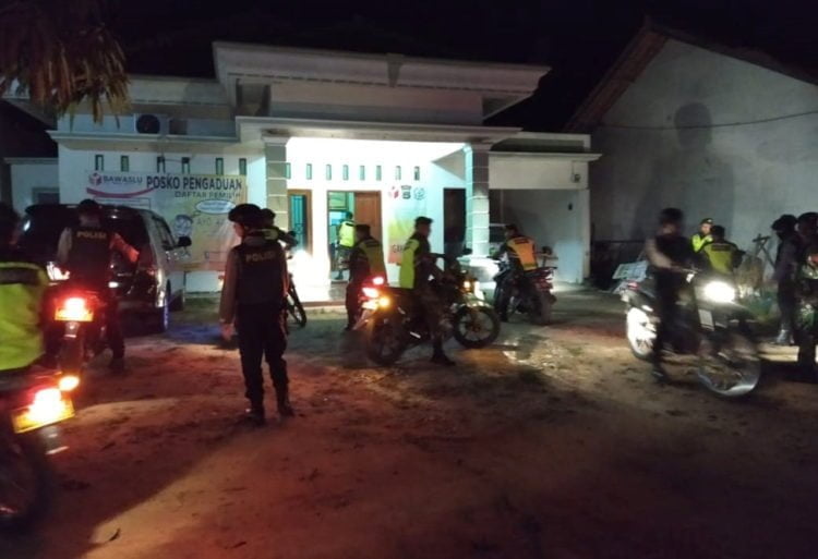 PATROLI GABUNGAN. Aparat TNI dan Polri Way Kanan saat melakukan patroli gabungan, Rabu (22/5). Patroli tersebut dalam rangka memberi rasa ama bagi masyarakat. (DOKUMENTASI HUMAS POLRES WAY KANAN)