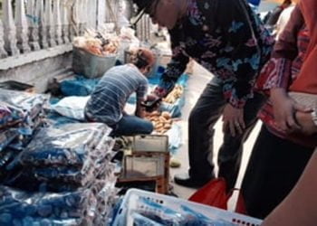 ZAT PEWARNA. Camat Sragi, Lampung Selatan, Bibit Purwanto saat menemukan makanan yang diduga mengandung zat pewarna di pasar tradisional Desa Sukapura, Kamis (23/5). (LAMPUNG POST/ARMANSYAH)