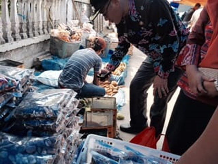 ZAT PEWARNA. Camat Sragi, Lampung Selatan, Bibit Purwanto saat menemukan makanan yang diduga mengandung zat pewarna di pasar tradisional Desa Sukapura, Kamis (23/5). (LAMPUNG POST/ARMANSYAH)