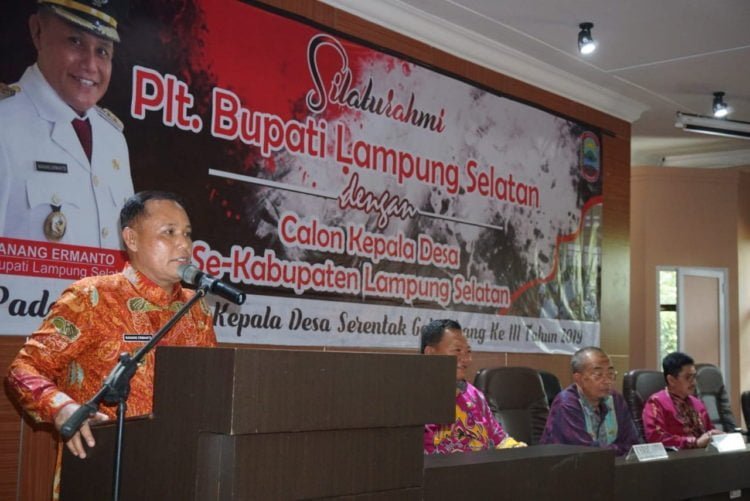 MAJUKAN DESA. Plt Bupati Lampung Selatan Nanang Ermanto tengah memberikan sambutan dalam kegiatan silaturahmi dengan para calon kades se-Lamsel di Aula Rajabasa kantor bupati setempat, Jumat (24/5). Para calon kades harus memiliki konsep untuk memajukan desanya. (DOKUMENTASI DISKOMINFO LAMSEL)