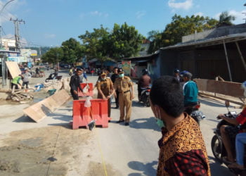 BISA DILALUI. Plt Bupati Lampung Selatan Nanang Ermanto dan Sekkab Fredy SM menggeser penghalang jalan sebagai tanda jembatan pasar Inpres Kalianda bisa dilalui kendaraan roda empat, Senin (27/5). Kendaraan yang boleh lewat selain sepeda motor adalah kendaraan roda empat. (LAMPUNG POST/JUWANTORO)