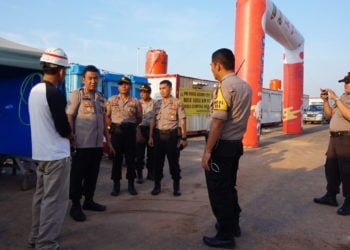 TINJAU POS. Kapolres Lampung Selatan AKBP M Syarhan saat meninjau pos pantau di pintu keluar tol Natar, Sabtu (25/5). Polres Lamsel siap memberikan pengamanan dan pengawalan bagi para pemudik yang menggunakan motor pada arus mudik Lebaran 2019. (LAMPUNG POST/PERDHANA WIBYSONO)