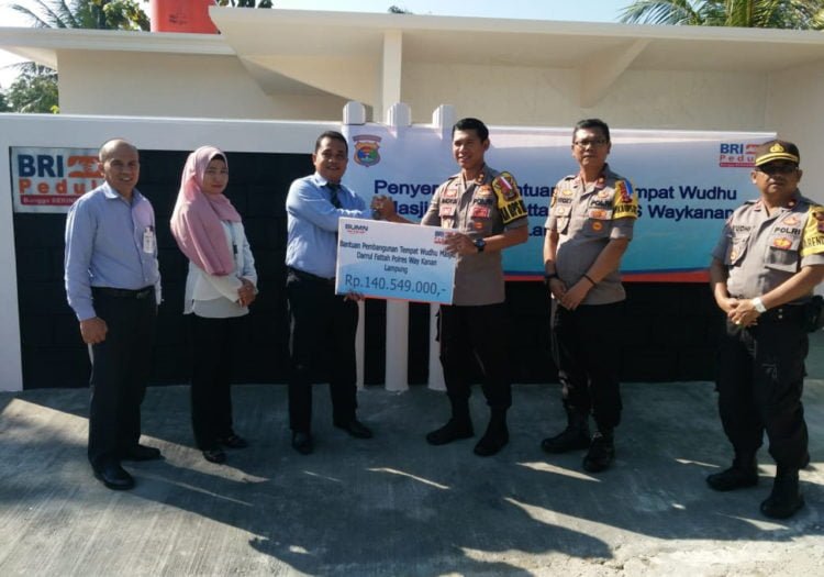 BANTUAN CSR. Pemimpin Cabang PT Bank Rakyat Indonesia (Persero) Kotabumi Arry Sabdo Ananto menyerahkan bantuan corporate social responsibility (CSR) kepada Kapolres Way Kanan AKBP Andy Siswantoro di Mapolres setempat, Senin (27/5). Bantuan tersebut untuk pembangunan tempat wudu Masjid Darrul Fattah polres setempat. (LAMPUNG POST/CANDRA PUTRA WIJAYA)