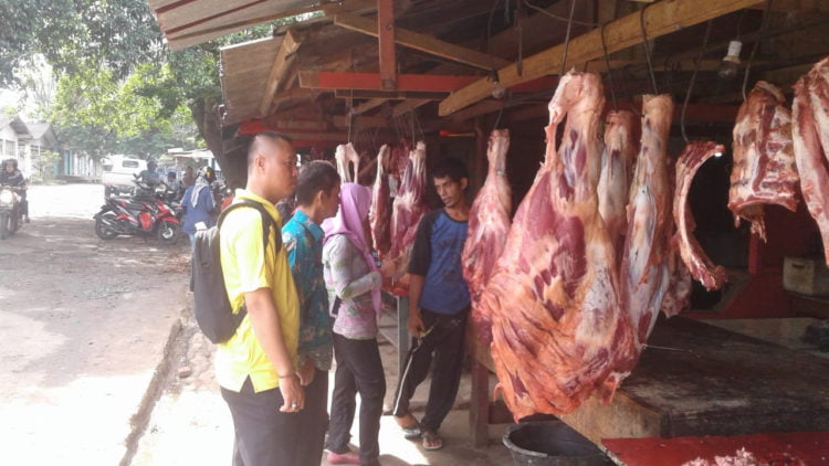 CEK DAGING. Tim Dinas Pertanian  (Distan) Lampung Utara bersama Badan Pengawasan Obat dan Makanan (BPOM) Lampung saat melakukan pengecekan kondisi daging di Pasar Sentral Kotabumi, Senin (27/5). Berdasarkan hasil pengecekan daging yang dipsarkan layak untuk dikonsumsi. (LAMPUNG POST/YUDHI HARDIYANTO)
