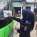 STIKER LAIK. Seorang petugas menempelkan striker laik bagi bus angkutan mudik di Terminal Bandarjaya, beberapa waktu lalu. Dari 70 bus hanay 30 yang layak mengangkut penumpang mudik. (DOKUMENTASI DINAS PERHUBUNGAN LAMTENG)