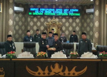 RAPERDA LPJ APBD. Bupati Way Kanan Raden Adipati Surya menyerahkan Raperda tentang Laporan Pertanggungjawaban (LPj) Pelaksanaan APBD Tahun Anggaran 2018 kepada Ketua DPRD Nikman Karim pada sidang paripurna di ruang rapat utama Gedung DPRD kabupaten setempat, Senin (27/5). (LAMPUNG POST/CANDRA PUTRA WIJAYA)