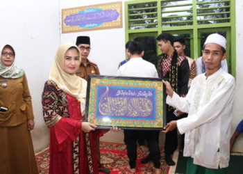 BAKTI SOSIAL RAMADAN. Ketua TP PKK sekaligus Ketua HMT Pesawaran, Nanda Indira Dendi menyerahkan bantuan saat berkunjung ke Desa Way Harong, Kecamatan Way Lima. Bantuan diberikan kepada 40 anak yatim piatu. (DOKUMENTASI PKK PESAWARAN)