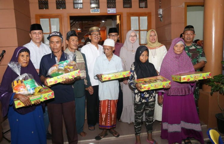 SAFARI RAMADAN. Pemerintah Kabupaten Pesisir Barat melaksanakan kegiatan safari Ramadan yang merupakan agenda penutup kegiatan tahun 1440 H di rumah Bupati Agus Istiqlal, Pekon gunung kemala kecamatan way krui. Senin (27/5). Bupati berfoto bersama dengan masyarakat yang mendapatkan bingkisan. (DOKUMENTASI HUMAS PEMKAB PESISIR BARAT)