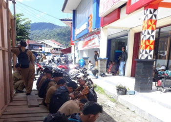 TUNGGU GILIRAN. Para guru PAUD, SD, dan SMP se-Lampung Barat memadati Bank Lampung Untuk mencairkan dana BOS. Para guru mengeluhkan pelayanan Bank Lampung yang hanya menyiagakan satu petugas kasir untuk melayani pencairan, sementara waktu hanya tiga hari. (LAMPUNG POST/ARIPSAH)