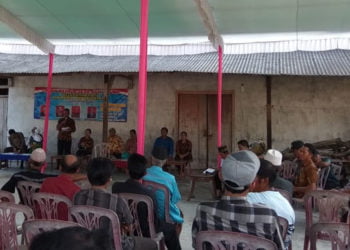 SAMPAIKAN VISI DAN MISI. Salah satu calon kepala desa di Desa Baliagung, Kecamatan Palas, Lampung Selatan, menyampaikan visi dan misi di Dusun Pematangbuluh, desa setempat, Selasa (28/5). Pilkades serentak gelombang III di Desa Baliagung memiliki empat kontestan.  (LAMPUNG POST/ARMANSYAH)