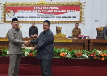 REKOMENDASI. Bupati Tulangbawang barat Umar Ahmad melakukan serah terima rekomendasi atas LKPj bupati tahun anggaran 2018 dalam rapat paripurna DPRD setempat, Selasa (28/5). (LAMPUNG POST/AHMAD SOBIRIN)