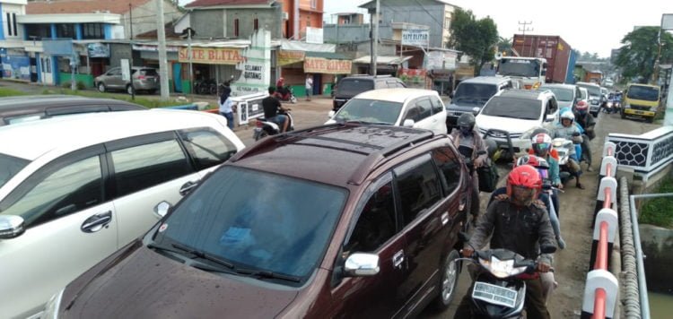 MENINGKAT. Kendaraan yang melewati Jalan Lintas Sumatera (Jalinsum) di wilayah Lampung Tengah meningkat, Kamis (30/5). Mayoritas kendaraan yang melintas merupakan para pemudik dengan didominasi pelat B atau Jakarta. (LAMPUNG POST/WAHYU B PAMUNGKAS)