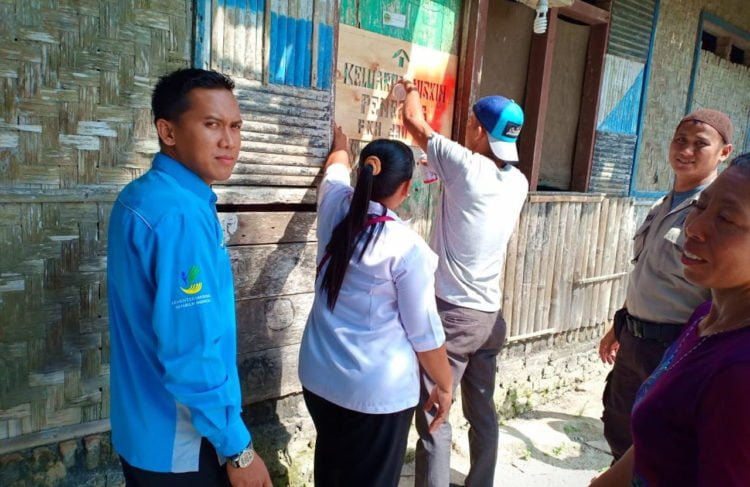 TANDA KHUSUS. Proses pemasangan tanda khusus bagi KPM PKH di Desa Baliagung, Kecamatan Palas, Lampung Selatan, Kamis (29/5). Pemasangan itu sebelumnya telah dilaksanakan sosialisasi kepada KPM PKH.
(LAMPUNG POST/ARMANSYAH)