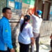 TANDA KHUSUS. Proses pemasangan tanda khusus bagi KPM PKH di Desa Baliagung, Kecamatan Palas, Lampung Selatan, Kamis (29/5). Pemasangan itu sebelumnya telah dilaksanakan sosialisasi kepada KPM PKH.
(LAMPUNG POST/ARMANSYAH)