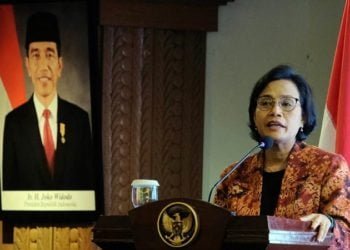 Menteri Keuangan Sri Mulyani Indrawati menjelaskan mengenai pengelolaan dana desa saat tatap muka dengan para ketua adat se-Bali di Sanur, Denpasar, Bali, Kamis (14/3/2019). Kegiatan yang dihadiri sekitar 1.300 ketua adat se-Bali tersebut untuk memperkuat kedudukan desa adat sebagai benteng pelestarian tradisi, adat istiadat, seni dan budaya di Bali. ANTARA FOTO/Nyoman Hendra Wibowo/nym/ama.