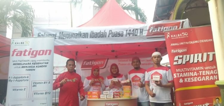 BAGIKAN TAKJIL. Sejumlah pegawai Fatigon di depan stan yang dibuka di depan Masjid Al-Muhajirin Pasar Way Halim, Minggu (19/5). Selain memberikan multivitamin gratis, Fatigon juga membagikan takjil gratis di lima masjid, termasuk di Metro dan Lampung Selatan. (LAMPUNG POST/FEBI HERUMANIKA)