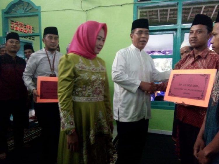 BERIKAN BANTUAN. Bupati Tulangbawang Winarti memberikan bantuan di Masjid Nurul Al Falah, Kampung Bawangsakti Jaya, Kecamatan Banjarbaru, Tulangbawang, Kamis (23/5).(DOK LAMPUNG POST)