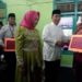 BERIKAN BANTUAN. Bupati Tulangbawang Winarti memberikan bantuan di Masjid Nurul Al Falah, Kampung Bawangsakti Jaya, Kecamatan Banjarbaru, Tulangbawang, Kamis (23/5).(DOK LAMPUNG POST)