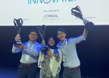 RAIH JUARA. Tim Phoenix ITB berfoto bersama beberapa waktu lalu. Tim Phoenix ITB, yang diwakili oleh tiga mahasiswa Sekolah Teknik Elektro dan Informatika berhasil meraih Intrapreneurship Award 2019 pada kompetisi L’Oreal Brandstorm 2019 di Paris, Prancis, pada 24 Mei 2019.
(ITB/HUMAS)