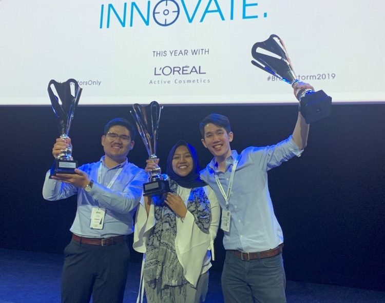 RAIH JUARA. Tim Phoenix ITB berfoto bersama beberapa waktu lalu. Tim Phoenix ITB, yang diwakili oleh tiga mahasiswa Sekolah Teknik Elektro dan Informatika berhasil meraih Intrapreneurship Award 2019 pada kompetisi L’Oreal Brandstorm 2019 di Paris, Prancis, pada 24 Mei 2019.
(ITB/HUMAS)