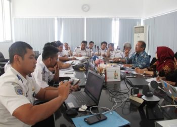 RAPAT KOORDINASI. Rektor Itera Ofyar Z Tamin menjelaskan tentang BRT Itera kepada tim Ditjen Perhubungan Darat Kemenhub, Dishub Lampung, Dishub Bandar Lampung, Dishub Lampung Selatan, serta Tim Pengembangan Smart BRT Itera, di kampus setempat, Selasa (7/5). (ISTIMEWA)