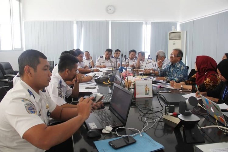 RAPAT KOORDINASI. Rektor Itera Ofyar Z Tamin menjelaskan tentang BRT Itera kepada tim Ditjen Perhubungan Darat Kemenhub, Dishub Lampung, Dishub Bandar Lampung, Dishub Lampung Selatan, serta Tim Pengembangan Smart BRT Itera, di kampus setempat, Selasa (7/5). (ISTIMEWA)