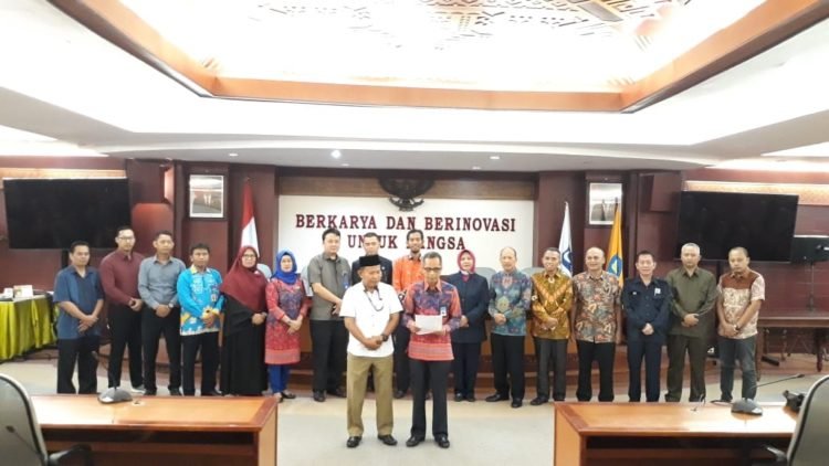 SERUKAN PERSATUAN. Pimpinan perguruan tinggi bidang kemahasiswaan se-Lampung melakukan pernyataan sikap bersama forum pimpinan perguruan tinggi, di gedung Rektorat Universitas Lampung, Senin (20/5). (LAMPUNG POST/TRIYADI ISWORO)