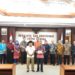 SERUKAN PERSATUAN. Pimpinan perguruan tinggi bidang kemahasiswaan se-Lampung melakukan pernyataan sikap bersama forum pimpinan perguruan tinggi, di gedung Rektorat Universitas Lampung, Senin (20/5). (LAMPUNG POST/TRIYADI ISWORO)