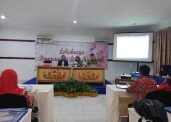 LOKAKARYA BAHASA. Kantor Bahasa Lampung menggelar Lokakarya Penyusunan Data Kosakata, di Hotel Marcopolo, Selasa (21/5). Kepala Kantor Bahasa Lampung Yanti Riswara mengatakan bahasa Lampung mengalami penurunan jumlah penutur dari tahun ke tahun. (ISTIMEWA)