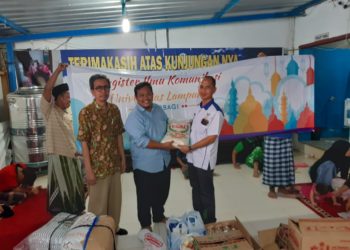 MIKOM UNILA BERBAGI. Ketua pelaksana kegiatan Mikom Unila Berbagi, M Denu Poyo (tengah), menyerahkan santunan kepada Pembina Panti Asuhan Bussaina, Budhi Hidayat, didampingi Ketua Prodi Mikom Unila, Andy Corry Wardhani, di panti Asuhan Bussaina, Jalan Untung Suropati, Bandar Lampung, Senin (27/5).
(LAMPUNG POST/FIRMAN LUQMANULHAKIM)