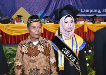 Pedagang Kapucino Cincau Jadi Wisudawan Terbaik