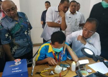 BERI MODAL. Menteri Sosial Agus Gumiwang Kartasasmita (kanan) melihat penyandang disabilitas yang sedang mengikuti pelatihan servia HP, di Balai Besar Rehabilitasi Vokasional Penyandang Disabilitas, Cibinong, Bogor, kemarin. Kemensos akan menyalurkan bantuan usaha kepada penyandang disabilitas berupa usaha ekonomi produktif berkisar Rp5 juta hingga Rp20 juta, melihat jenis usaha yang dilakukan.  (ANTARA/DESI PURNAMAWATI)