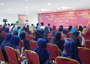 LOMBA TAHFIZ ALQURAN. Rektor UBL menyampaikan pidato sambutan sekaligus membuka acara lomba tahfiz Alquran anak yatim piatu dan duafa tingkat SD, SMP, dan SMA, di aula gedung M Kampus Dra Hj Sri Hayati Barusman, Pascasarjana UBL, Sabtu (18/5).
(DOK. HUMAS UBL)