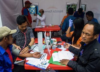 WAJIB CEK KESEHATAN. Salah satu pengemudi bus melakukan pemeriksaan kesehatan di salah satu terminal di Jakarta, kemarin. Kementerian Kesehatan pada mudik 2019 mewajibkan pengemudi bus mudik untuk melakukan tes kesehatan dengan akan melibatkan Dinas Kesehatan.
(ANTARA)