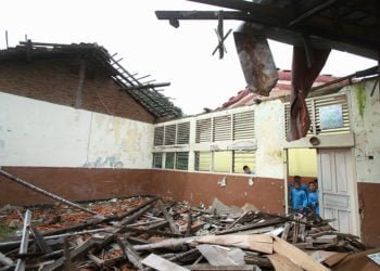 SEKOLAH RUSAK. Salah satu kondisi sekolah yang rusak parah di Jakarta, kemarin. Presiden Joko Widodo menginstruksikan Kemenpu-Pera untuk melakukan percepatan pembangunan dan rehabilitasi sekitar 10 ribu sekolah dan madrasah di seluruh Indonesia.
(MI)