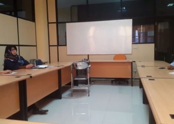 RAPAT PERSIAPAN. Ketua Program Studi Magister Ilmu Komunikasi FISIP Unila Andy Corry Wardhani, didampingi Sekretaris Program Studi Tina Kartika, beserta ketua dan perwakilan angkatan 2017 dan 2018 melakukan rapat persiapan akreditasi nasional Mikom Unila, di gedung Pascasarjana FISIP Unila, Sabtu (18/5).
(LAMPUNG POST/TRIYADI ISWORO)