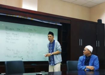 PENGELOLAAN DANA HAJI. Kepala Pelaksana Badan Pelaksana Keuangan Haji Anggito Abimanyu menjelaskan pengelolaan dana haji, di kantor DPD DIY, Senin (20/5) malam. Ia membantah pemerintah menggunakan dana haji untuk proyek pembangunan.
(MI/ARDI TERISTI HARDI)