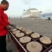 MAIN MUSIK. Pemusik memainkan alat musik tradisional totobuang saat menyambut kedatangan kapal pesiar MV Seabourn Sojourn di Pelabuhan Yos Sudarso, Ambon, Maluku, Senin (27/5) Direktur UNESCO City Of Music Mannheim, Jerman, Rainer Kern, menyatakan Kota Ambon, Provinsi Maluku, siap menjadi kota musik dunia.
(ANTARA/IZAAC MULYAWAN)