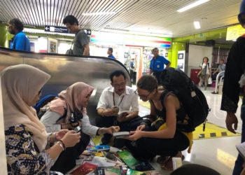 BUKU GRATIS. Bagi-bagi buku gratis untuk pemudik, di Stasiun Gambir, Jakarta, kemarin. Kemendikbud membagikan buku bacaan gratis kepada para pemudik melalui program bertajuk Mudik Asyik Baca Buku yang bekerja sama dengan Ikatan Penerbit Indonesia. Cara itu merupakan salah satu upaya meningkatkan minat baca masyarakat.
(DOK. KEMENDIKBUD/BKLM)