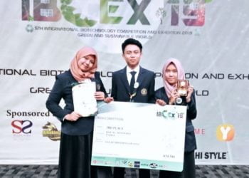 MINYAK JELANTAH. Mahasiswa Universitas Brawijaya Malang, Jawa Timur, kembali mendulang prestasi di ajang International Biotechnology Competition and Exhibition (IBCE) 2019, di Johor, Malaysia. Mereka mengusung karya berupa produk biodiesel dari bahan baku limbah bernama Biopal dan berhasil meraih peringkat ketiga. Mahasiswa Fakultas Perikanan dan Ilmu Kelautan UB tersebut berhasil menciptakan biodiesel berbahan baku minyak jelantah, limbah serat tebu, dan cangkang kerang dara.
TIM BIOPAL FPIK (UB/HUMAS)