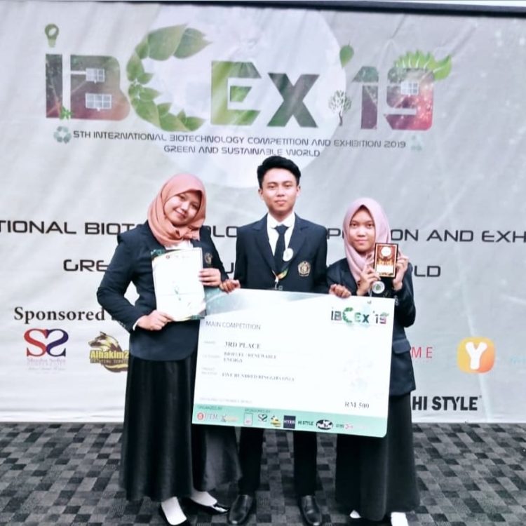 MINYAK JELANTAH. Mahasiswa Universitas Brawijaya Malang, Jawa Timur, kembali mendulang prestasi di ajang International Biotechnology Competition and Exhibition (IBCE) 2019, di Johor, Malaysia. Mereka mengusung karya berupa produk biodiesel dari bahan baku limbah bernama Biopal dan berhasil meraih peringkat ketiga. Mahasiswa Fakultas Perikanan dan Ilmu Kelautan UB tersebut berhasil menciptakan biodiesel berbahan baku minyak jelantah, limbah serat tebu, dan cangkang kerang dara.
TIM BIOPAL FPIK (UB/HUMAS)